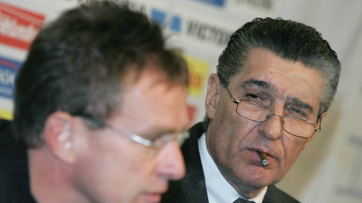 Obwohl die Fans Rangnick feiern, entlässt ihn Ex-Schalke-Boss Rudi Assauer zwei Tage danach fristlos. Den Spaziergang durch die Veltins Arena hätte er sich besser gespart - wie er selbst später auch eingesteht