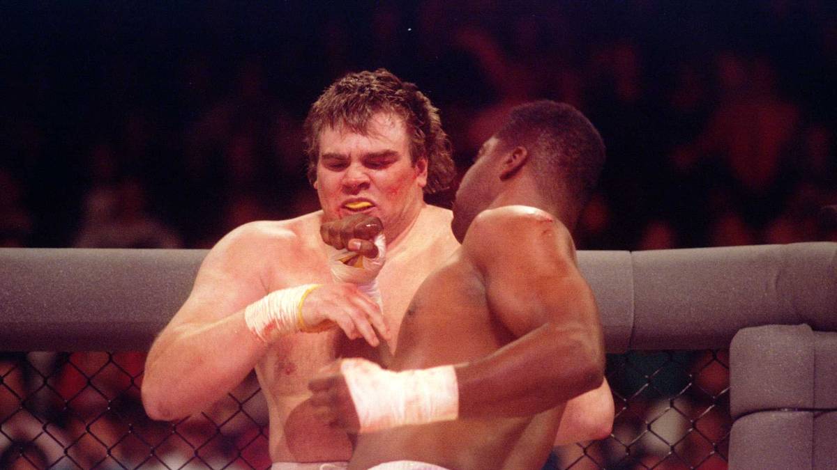 SKANDAL-AKTE UFC: Nicht nur ihre Star-Kämpfer, auch die Liga selbst ist von einer kontroversen Geschichte geprägt. In ihren Anfängen, in den Neunzigern, vermarktete sie sich als weitgehend regelloser Fight Club