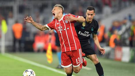 Klassisches Zeitfresser-Beispiel: Rafinha vom FC Bayern wird gefoult, die Partie  unterbrochen, doch die Uhr läuft weiter