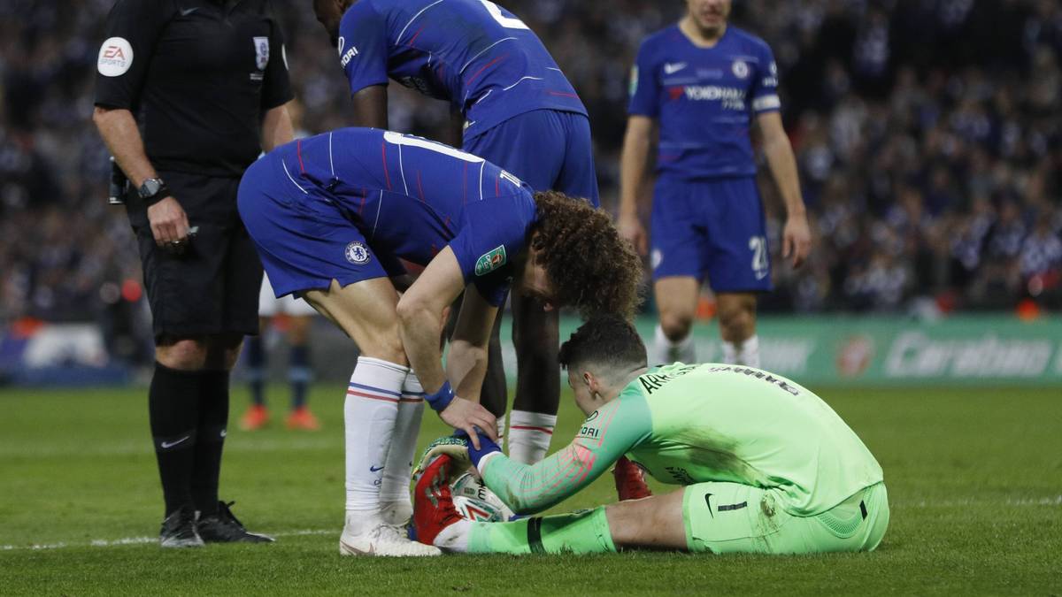 Kepa und seine Mitspieler versuchen, den Krampf zu lösen - doch weil sich die Lage beim Chelsea-Keeper nicht bessert, schickt Trainer Maurizio Sarri Ersatzmann Willy Caballero zum Aufwärmen