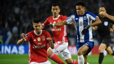 Julian Weigl (l.) unterlag mit Benfica Lissabon im Spitzenspiel dem FC Porto