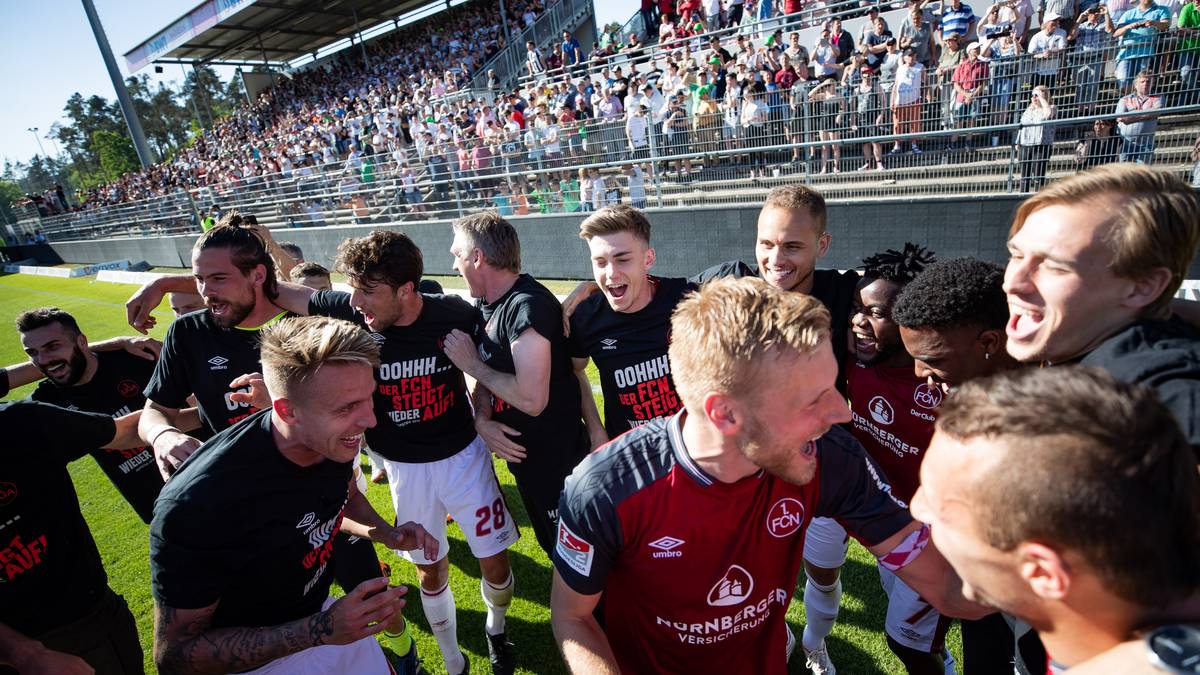 Um 17.21 Uhr steht fest: Nürnberg ist nach vierjähriger Abstinenz wieder Bundesligist. Die Fans stürmen den Rasen und feiern mit ihren Helden