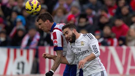 Mario Mandzukic von Atletico Madrid gegen Daniel Carvajal (r.) von Real Madrid