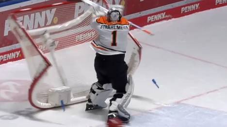 Nach dem gewonnen Penalty-Shootout der Wolfsburg Grizzlys gegen die Augsburg Panthers wirft der Goalie der Gäste aus Provokation das Tor der Heimfans demonstrativ um.