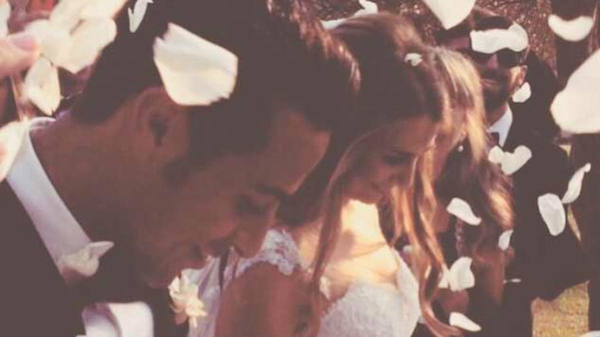 Thiago Alcantara nutzt die Sommerpause für eine heimliche Hochzeit. Der Mittelfeldstar des FC Bayern und seine langjährige Freundin Julia Vigas geben sich in der kleinen Stadt Climent de Peralta das Ja-Wort