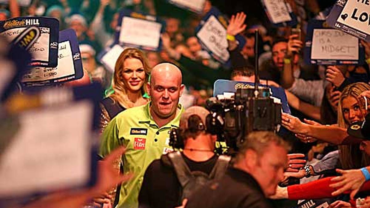 Der Champ läuft ein und die Fans stehen Spalier und feiern den Titelverteidiger