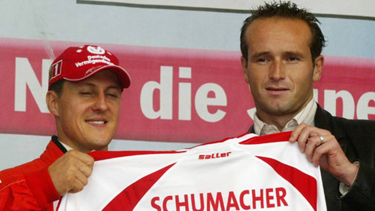 Wenigstens steigt "sein" FC nach der Saison 2002/03 in die Bundesliga auf. Schumacher mit Kölns damaligem Kapitän Dirk Lottner