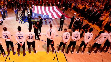 Die NBA-Regularien besagen, dass alle Spieler während der Nationalhymne stehen müssen