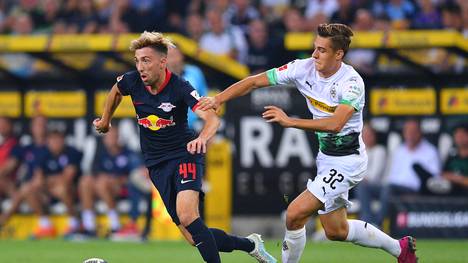 MOENCHENGLADBACH, GERMANY - AUGUST 30: Kevin Kampl of RB Leipzig competes for the ball with Florian Neuhaus of Borussia Monchengladbach during the Bundesliga match between Borussia Moenchengladbach and RB Leipzig at Borussia-Park on August 30, 2019 in Moenchengladbach, Germany. (Photo by Lukas Schulze/Bongarts/Getty Images)