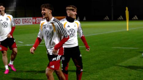 Lennart Karl und Tom Bischof sind das neue eingespielte Traum-Duo vom FC Bayern. Dass die zwei Youngsters sich auch abseits des Platzes gut verstehen, ist während der Länderspielpause kaum zu übersehen. 