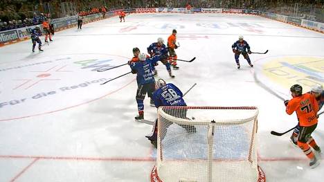 Die Wolfsburg Grizzlies starten kapital schlecht gegen die Adler Mannheim. Doch der erste eigene Treffer des Tages ist dann äußerst kurios. 