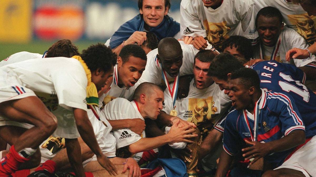Mit zwei Kopfballtreffern vor der Halbzeit führt Zidane die französische Nationalmannschaft zum ersten WM-Titel. Am Ende gewinnt Frankreich 3:0 und darf mit dem Pokal kuscheln