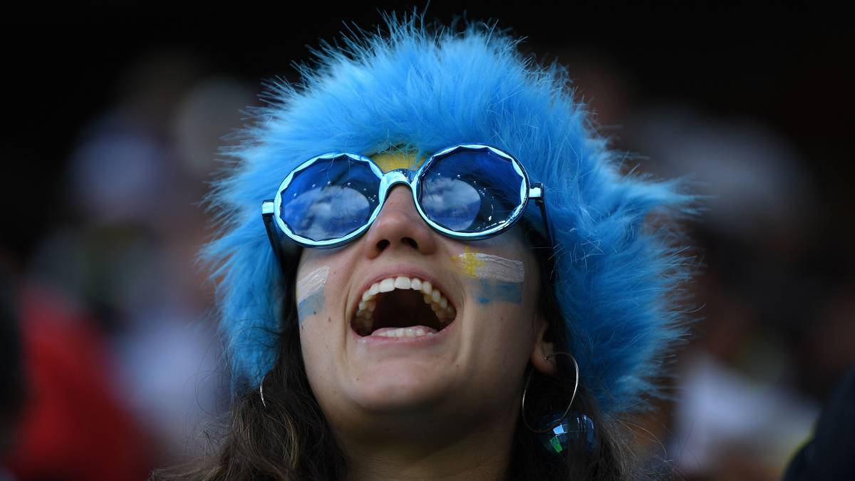Das Anfeuern hat etwas gebracht: Uruguay setzt sich gegen Ägypten durch. Diese Dame feiert mit Hut und Hippie-Brille