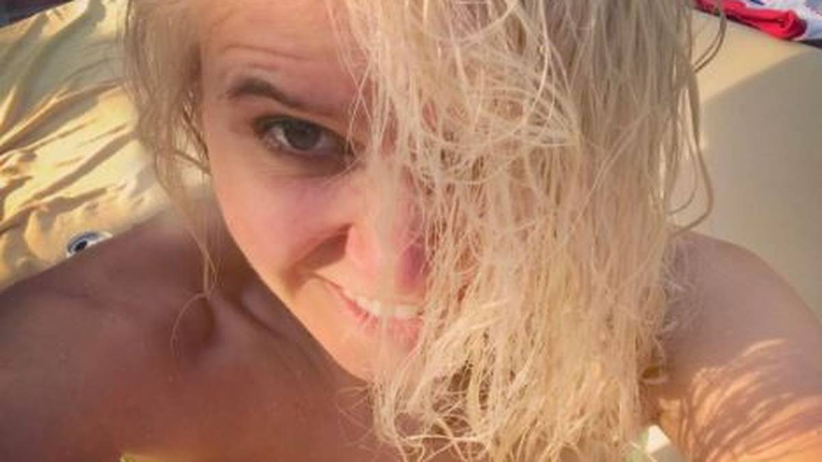 Auch die Finnin Mari Laukkanen nutzt die schneefreie Zeit, um ihren trainierten Körper zu bräunen