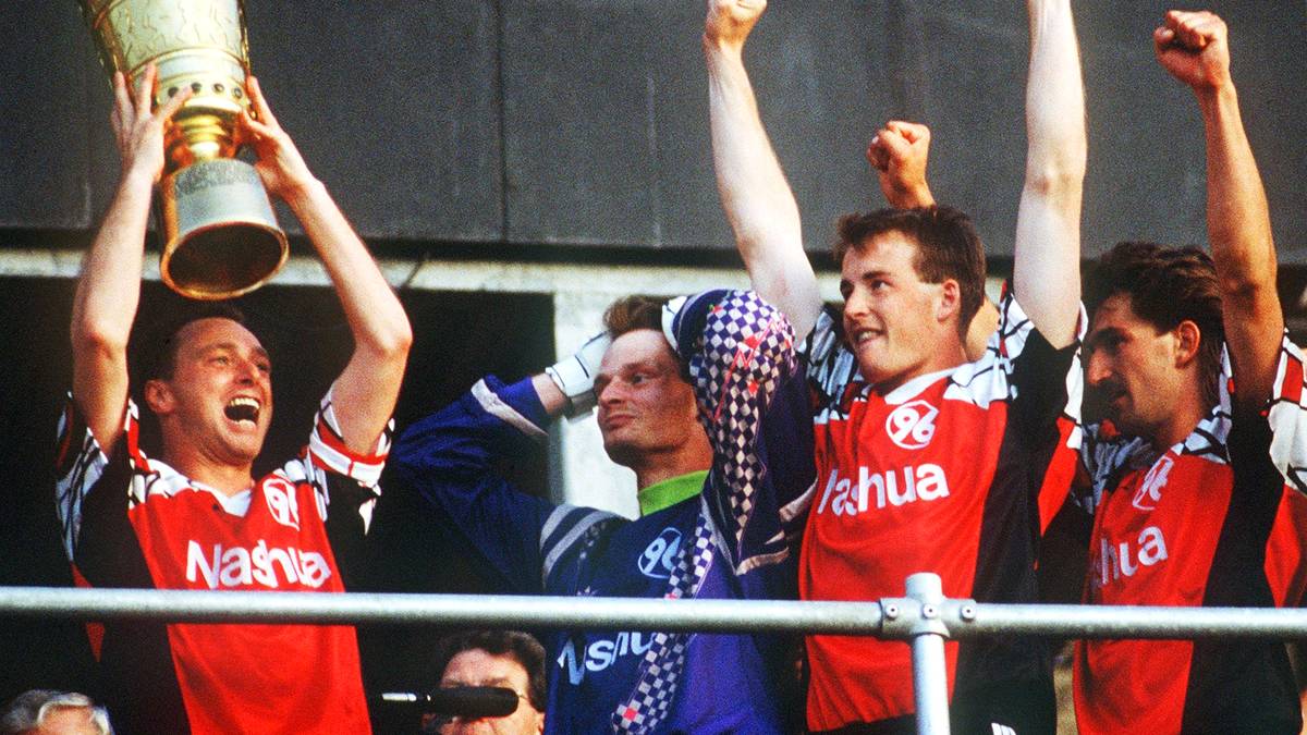 Hoch den Pott! Im Finale 1992 triumphiert Hannover 96 als bislang einziger Zweitligist. Die Niedersachsen bezwingen Borussia Mönchengladbach mit 4:3 nach Elfmeterschießen
