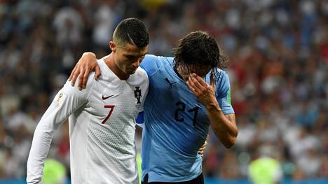Gestützt von Cristiano Ronaldo (l.) verlässt Uruguays Matchwinner Edinson Cavani angeschlagen den Platz
