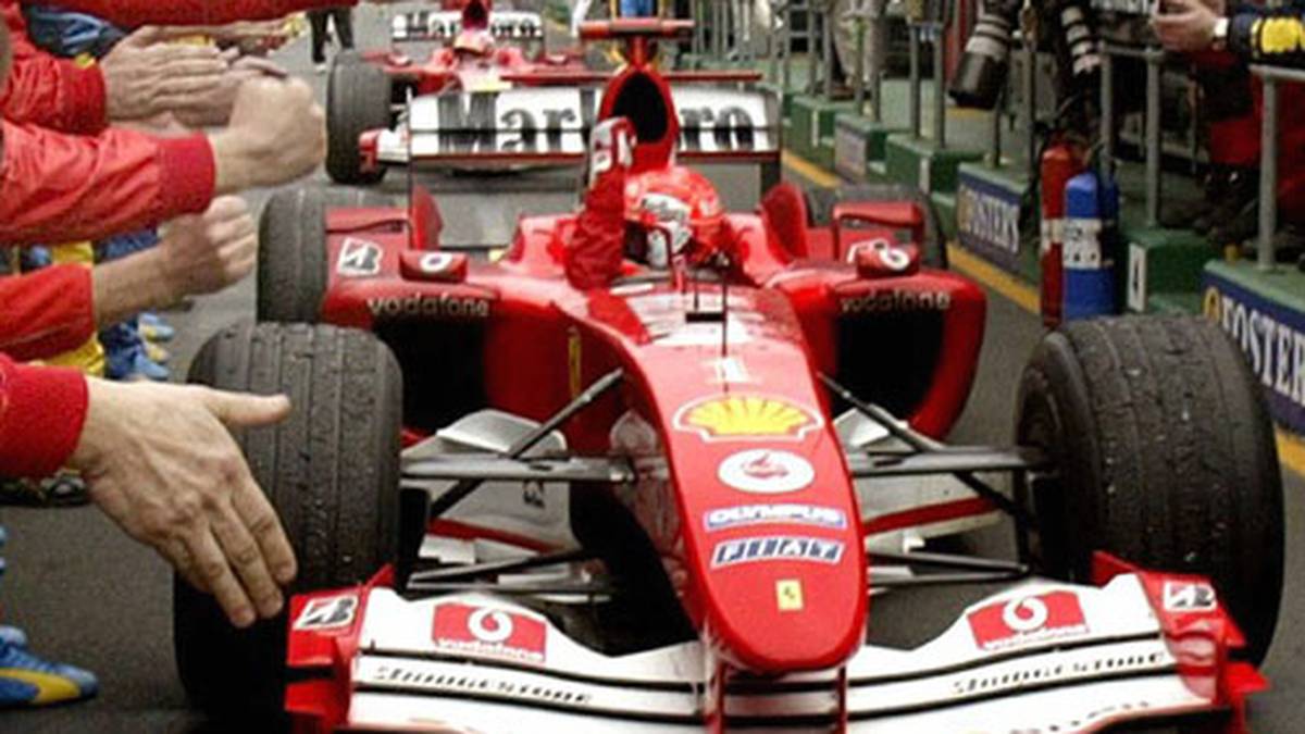 2004: Zum Auftakt gleich ein Sieg in Australien - so geht es das ganze Jahr über weiter. Am Ende stehen 13 Siege und der siebte WM-Titel. Erst neun Jahre später wird sein Landsmann Sebastian Vettel die Marke von 13 Siegen in einer Saison einstellen