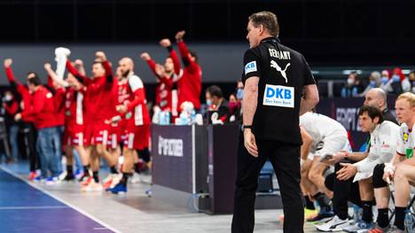 Die deutschen Handballer verpassen den Sieg im entscheidenden Spiel gegen Ungarn. Am Ende verpassen sie sogar das Remis.