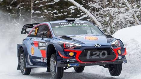Hyundai-Ass Thierry Neuville lies es auf verschneiter Straße richtig fliegen