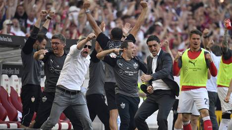 Ekstase nach dem Schlusspfiff: Die VfB-Bank um Tayfun Korkut (2.v.r.) feiert den Klassenerhalt