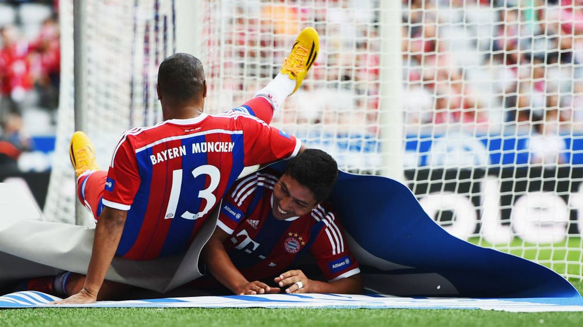 Giovane Elber rollt sich 1998 nach einem Treffer für den FC Bayern in einen Teppich am Spielfeldrand ein - sein vielleicht berühmtester Torjubel, den er 2014 in einem Legendenspiel nachstellt (Foto)