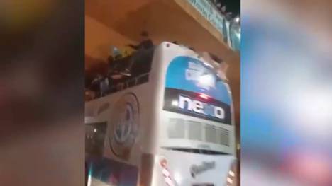 Die Spieler von Atlético Belgrano feiern auf dem Bus ihren Aufstieg. Doch der Busfahrer missachtet die Höhe der Brücke. Im letzten Moment können die Spieler die Köpfe einziehen und Schlimmeres verhindern.