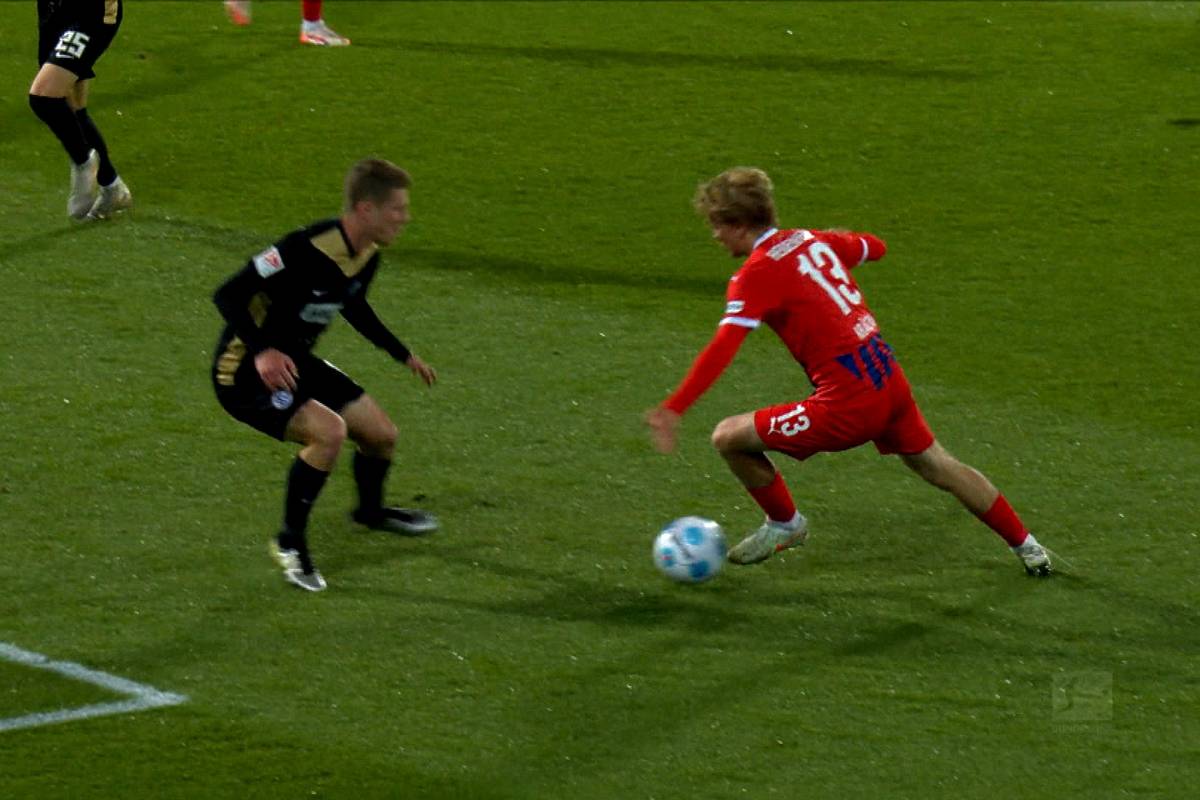 Frans Krätzig ist vom FC Bayern an Heidenheim ausgeliehen und soll zur neuen Saison verkauft werden. Verwunderlich, denn in der Relegation präsentiert sich der Linksaußen in Galaform.
