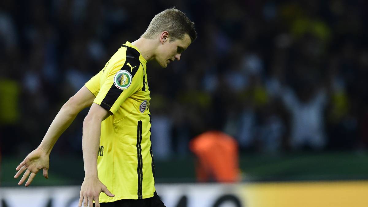 KNOCHENMARKSCHWELLUNG (August 2016): Auch diese Saison hat es Bender schon wieder schwer erwischt. Wegen einer Knochenmarkschwellung fällt "Manni" über 100 Tage aus und verpasst 19 Spiele der Borussia