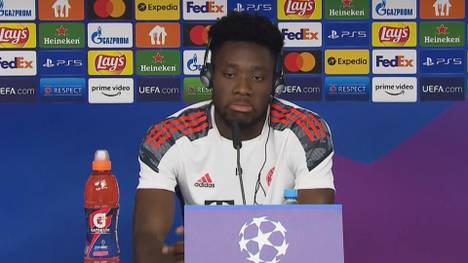 Auf der Pressekonferenz zum Champions League Spiel des FC Bayern gegen Benfica Lissabon spricht Alphonso Davies über Lucas Hernandez und seine lautstarke Art.