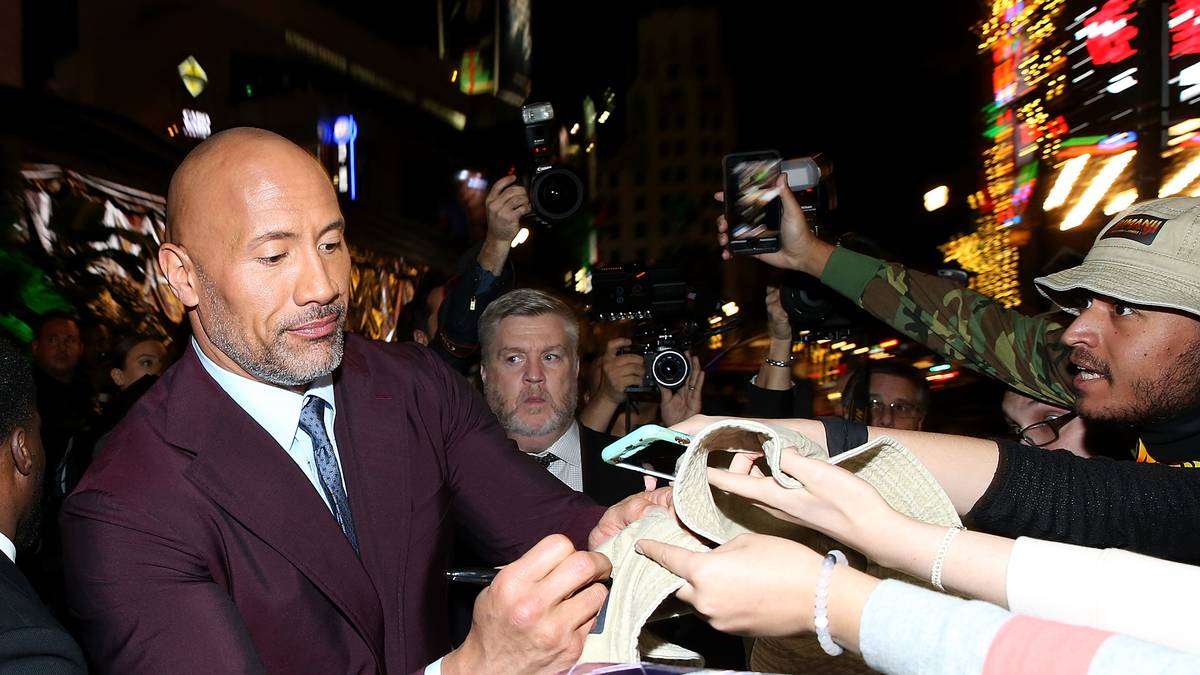 Dabei sollte 2018 Paiges Jahr werden, nicht nur im Ring: In diesem Jahr soll auch ein Film über ihr turbulentes Familienleben ins Kino kommen - produziert von WWE- und Hollywood-Superstar Dwayne "The Rock" Johnson. Paiges reale Karriere hat nun kein Happy End