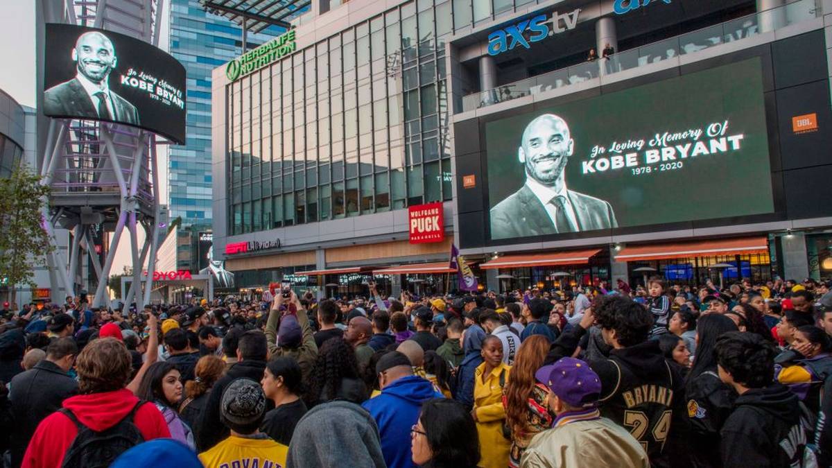 Vor dem Staples Center gedenken hunderte Menschen dem verstorbenen Kobe Bryant