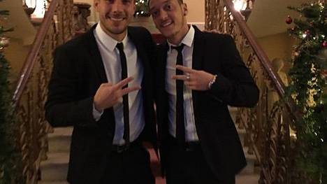Gekonnt lächeln Mesut Özil und Lukas Podolski für den Fotografen.
