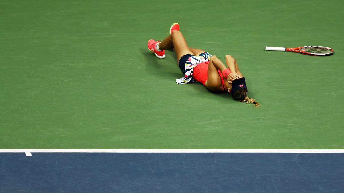 Die Kielerin schlägt ihre Hände vor dem Gesicht zusammen