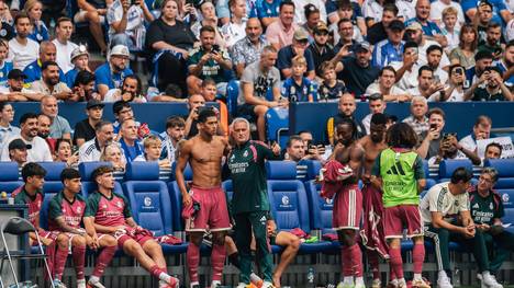 Nach dem Testspielsieg gegen den FC Schalke 04 zeigen sich die Spieler von Real Madrid voll des Lobes für ihr Team. Laut Dean Huijsen liegt das auch an den hohen Ansprüchen von José Mourinho.