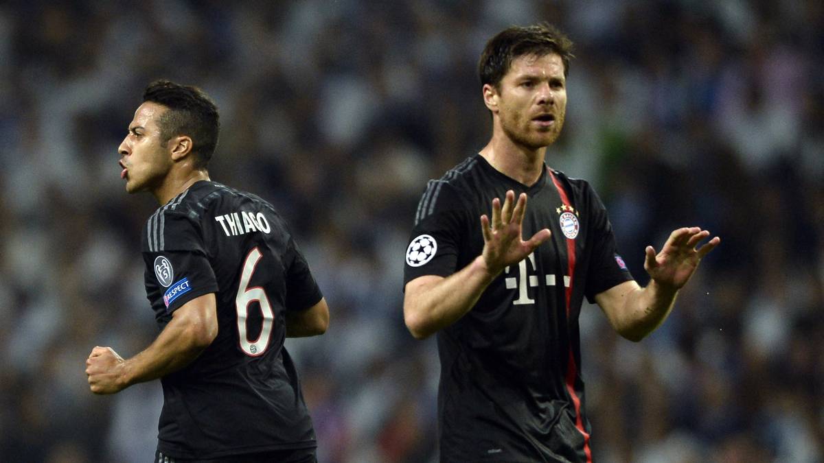 Thiago und Xabi Alonso vom FC Bayern München