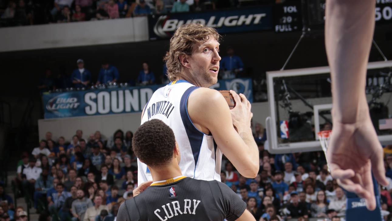 Dirk Nowitzki im Duell mit Stephen Curry