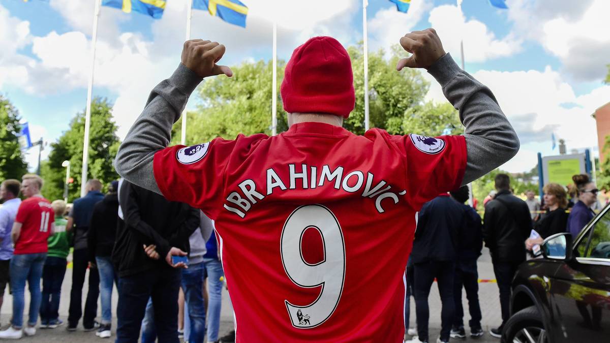 Der Tag, auf den alle ManUnited-Fans gewartet haben, ist endlich gekommen: Zlatan Ibrahimovic gibt sein Debüt für die "Red Devils". Das Testspiel gegen Galatasaray Istanbul findet passenderweise in der schwedischen Heimat des Superstars, in Göteborg, statt. Dieser Anhänger hier präsentiert stolz ein Trikot des Schweden