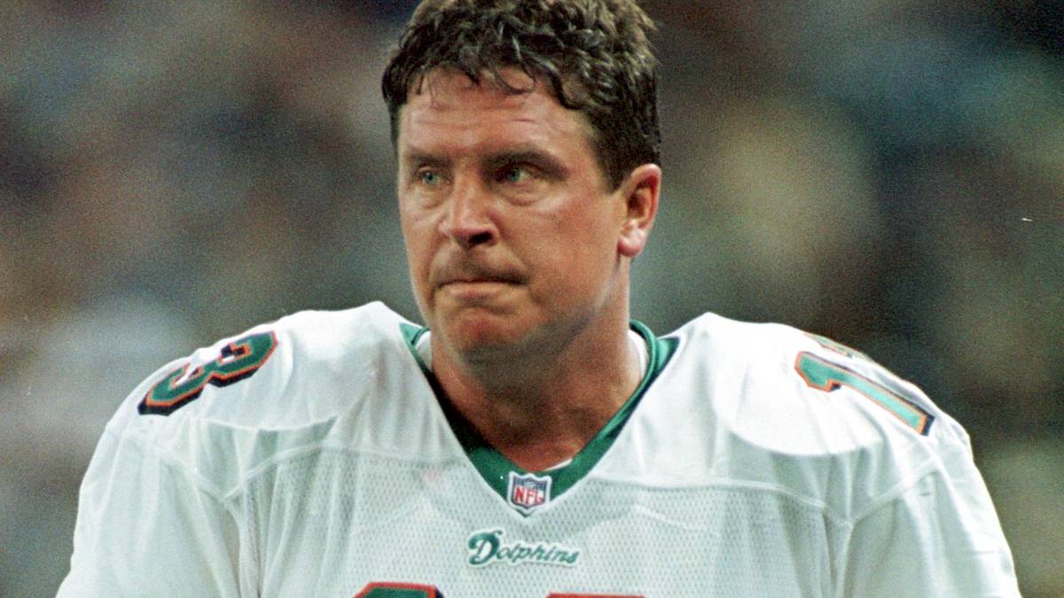 Der einzige Makel des Spielmachers: Er gewinnt nie den Super Bowl. Sein einziges Endspiel verliert er nach der Saison 1984 deutlich gegen Joe Montanas San Francisco 49ers. Trotzdem revolutioniert er in einer Ära des Laufens das Passspiel der NFL