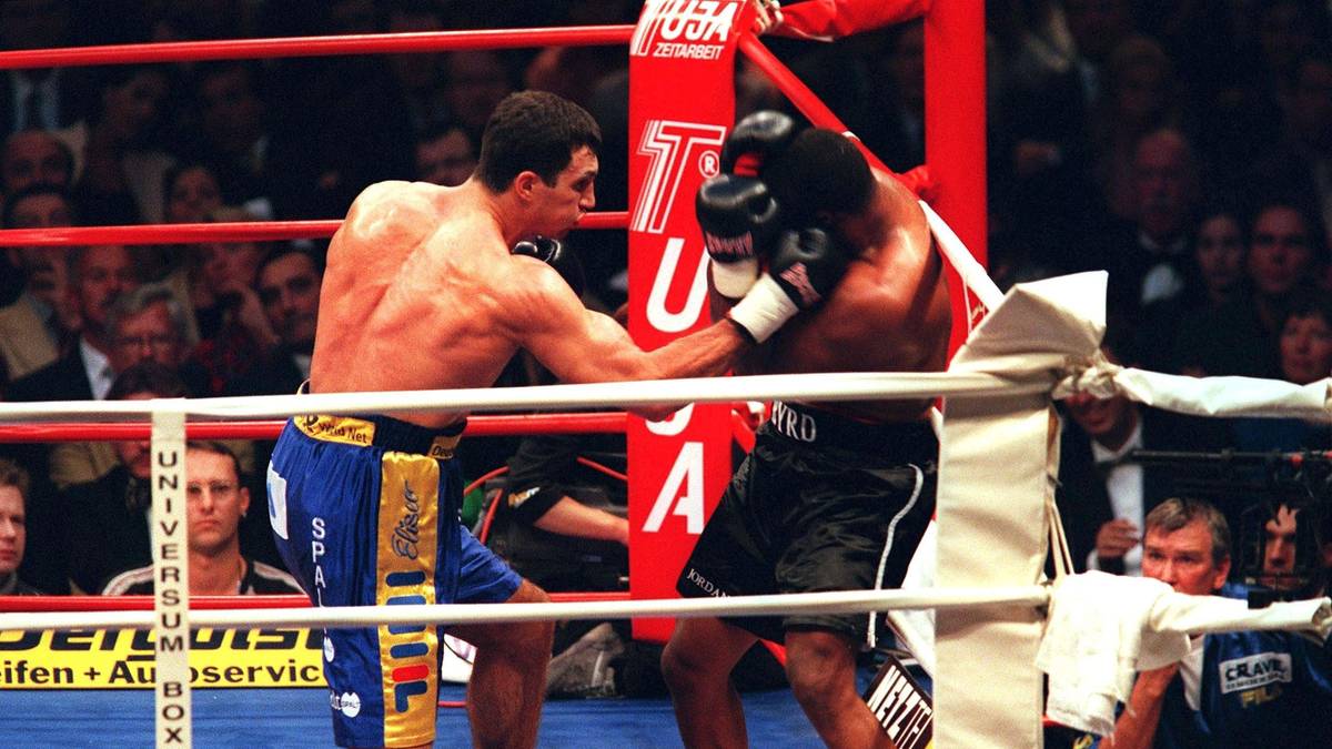 PLATZ 7 - WLADIMIR KLITSCHKO: Der jüngere Klitschko folgte Bruder Vitali im Jahr 2000 mit einem Sieg über WBO-Weltmeister Chris Byrd auf den Box-Olymp. Er schien sich nicht lange dort zu halten, als er 2003 und 2004 überraschende Niederlagen gegen Corrie Sanders und Lamon Brewster kassierte