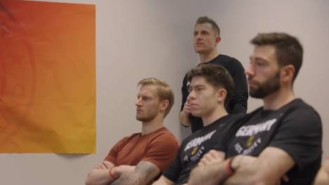 Bei der Teambesprechung offenbart Co-Trainer Alexander Sulzer der Mannschaft die gescouteten Erkenntnisse zum Gegner Ungarn.