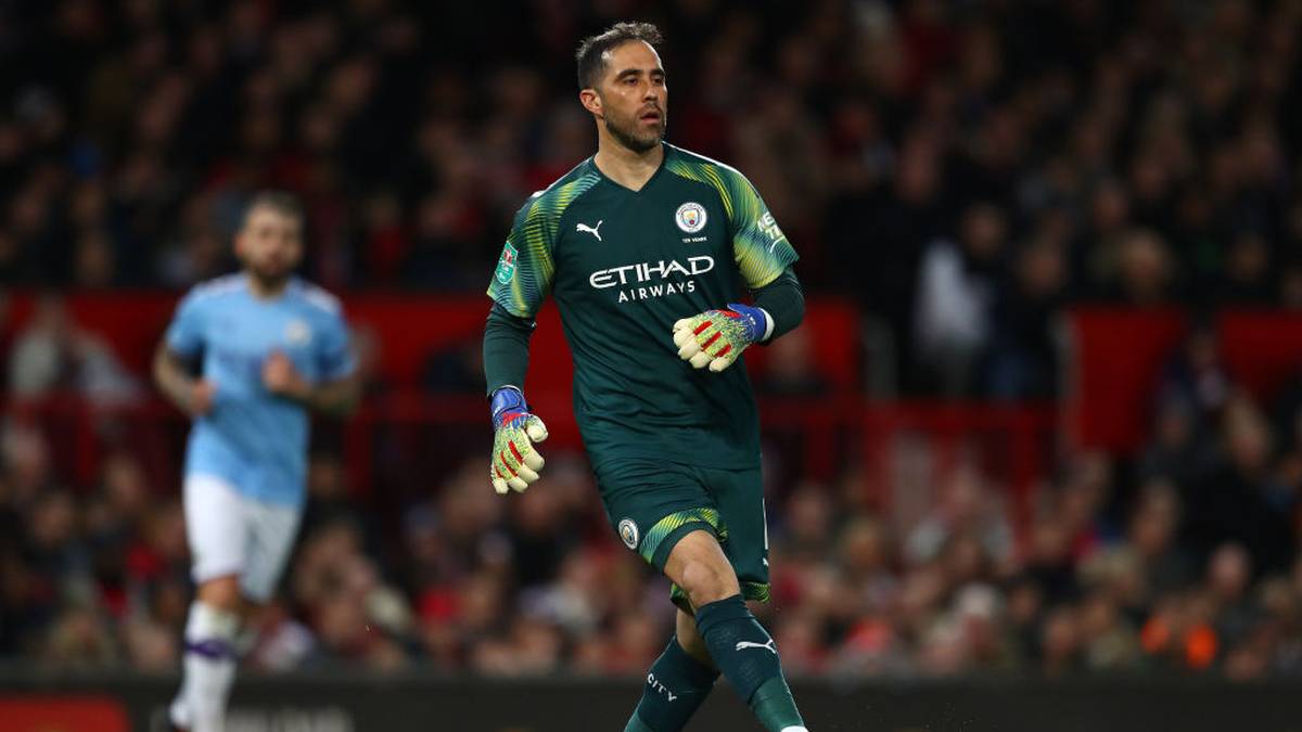CLAUDIO BRAVO: 2016/17 für 18 Millionen Euro vom FC Barcelona - Kam nach dem verlorenen Duell mit Marc-Andre ter Stegen zu City. Auch bei City nie wirklich unumstritten, aktuell bei 58 Einsätzen