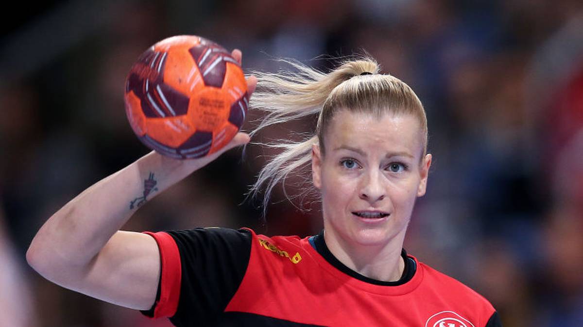 ANTJE LAUENROTH (Kreis) - Beste Torschützin der DHB-Truppe im Auftaktsiel gegen Brasilien, wo ihr sechs Treffer gelangen. Lauenroth ist eine Spätstarterin, denn erst 2015 wagte die Kreisläuferin mit bereits 27 Jahren den Sprung in die erste Liga 