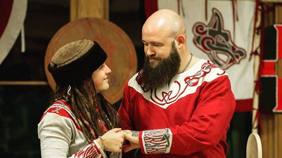 ERIK von den Viking Raiders (Raymond Rowe) und die im April 2020 entlassene SARAH LOGAN teilen eine Faszination für vergangene Zeiten, Ende 2018 feierten die beiden eine urtümliche Wikinger-Hochzeit