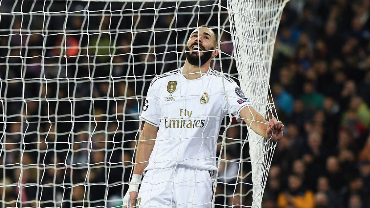 MADRID, SPAIN - NOVEMBER 26: Karim Benzema of Real Madrid CF reacts after missing a chance to score during the UEFA Champions League group A match between Real Madrid and Paris Saint-Germain at Bernabeu on November 26, 2019 in Madrid, Spain. (Photo by David Ramos/Getty Images)