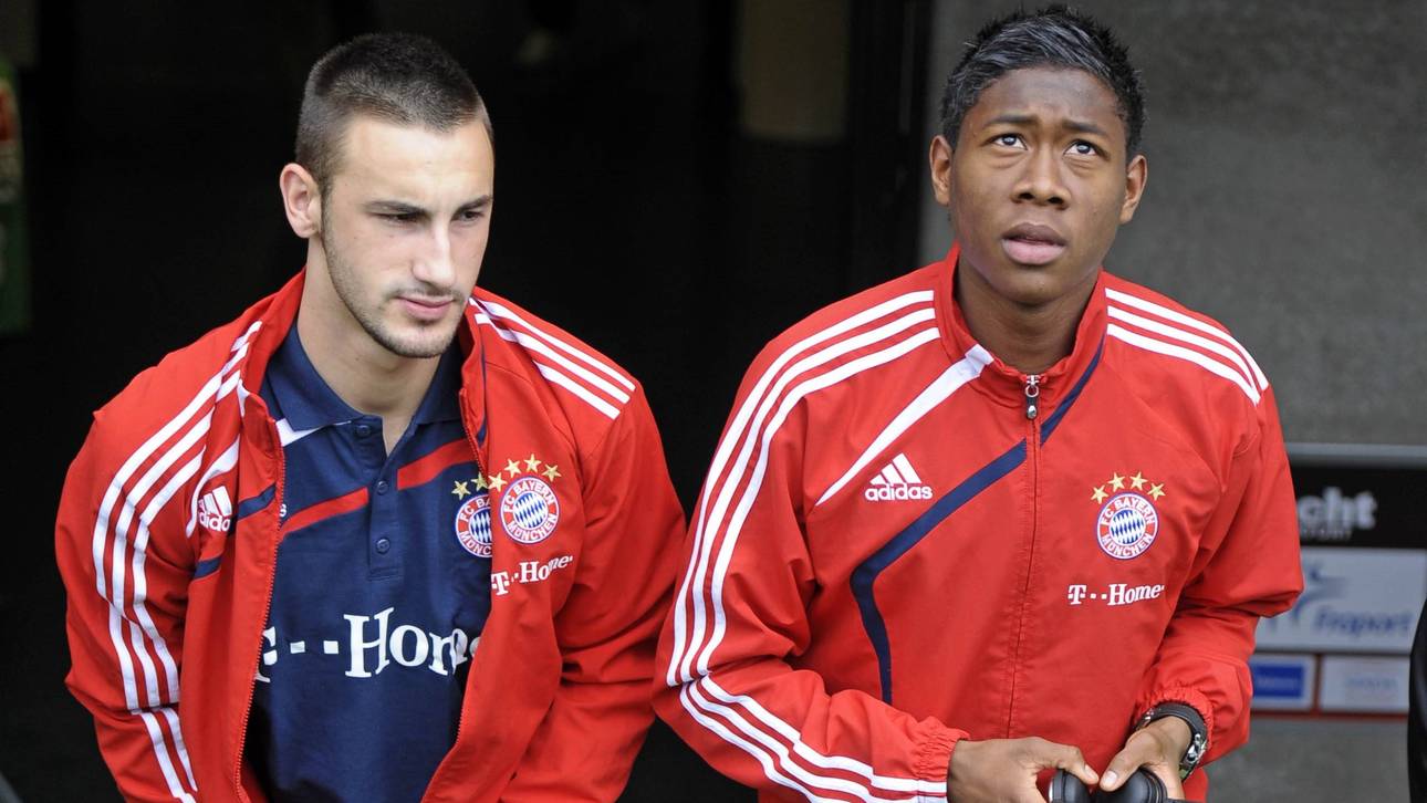 David Alaba (r., mit Diego Contento) kommt in Frankfurt aus der Kabine - und ahnt noch nicht, was ihm bevorsteht