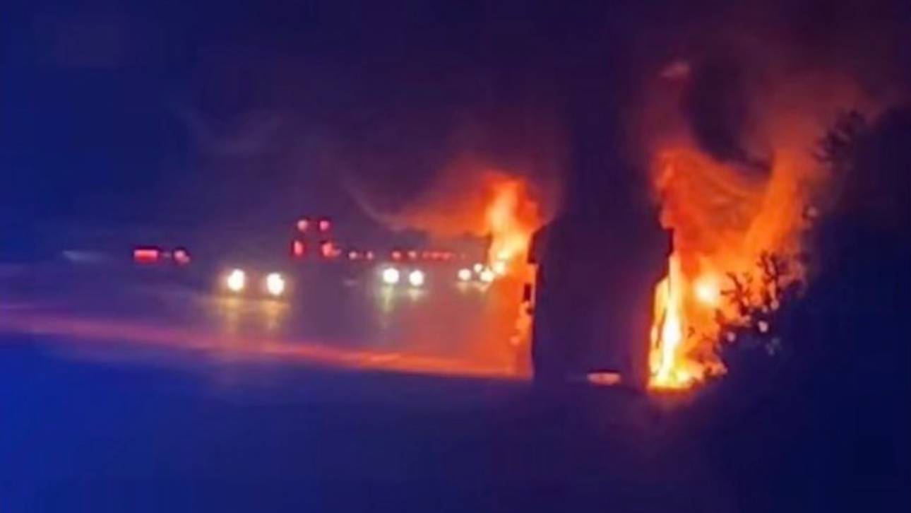 Teambus geht in Flammen auf