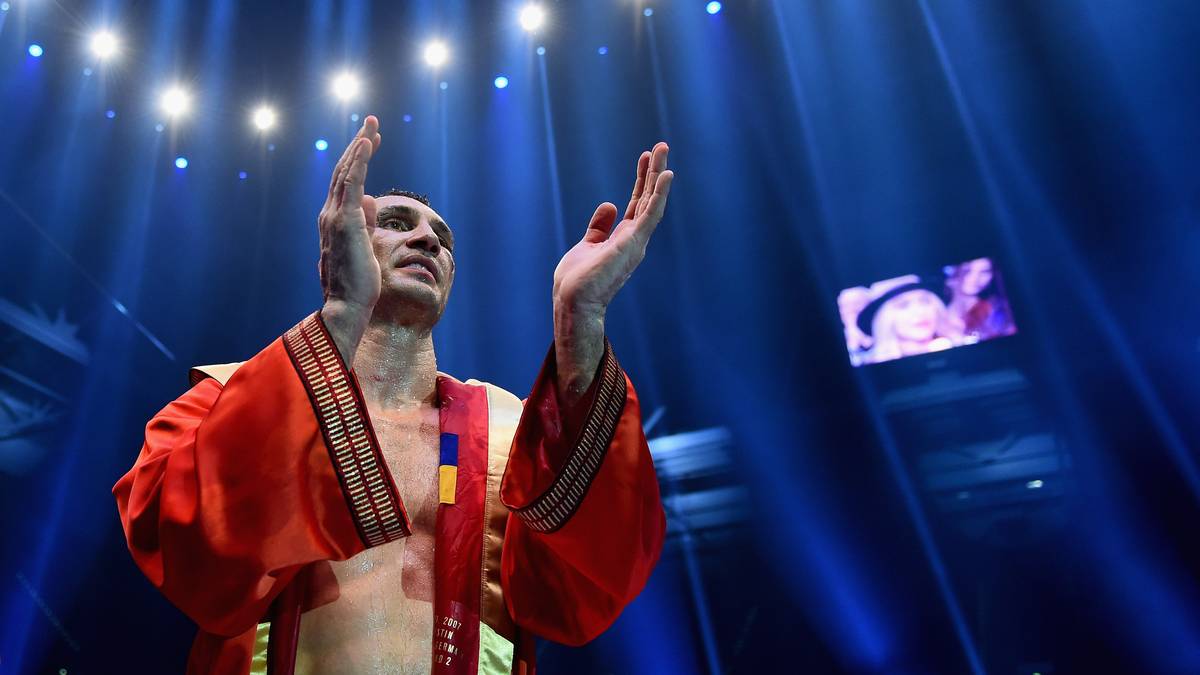 Für die Fans in Düsseldorf, die für eine tolle Stimmung sorgten, gibt es Applaus vom entthronten Weltmeister