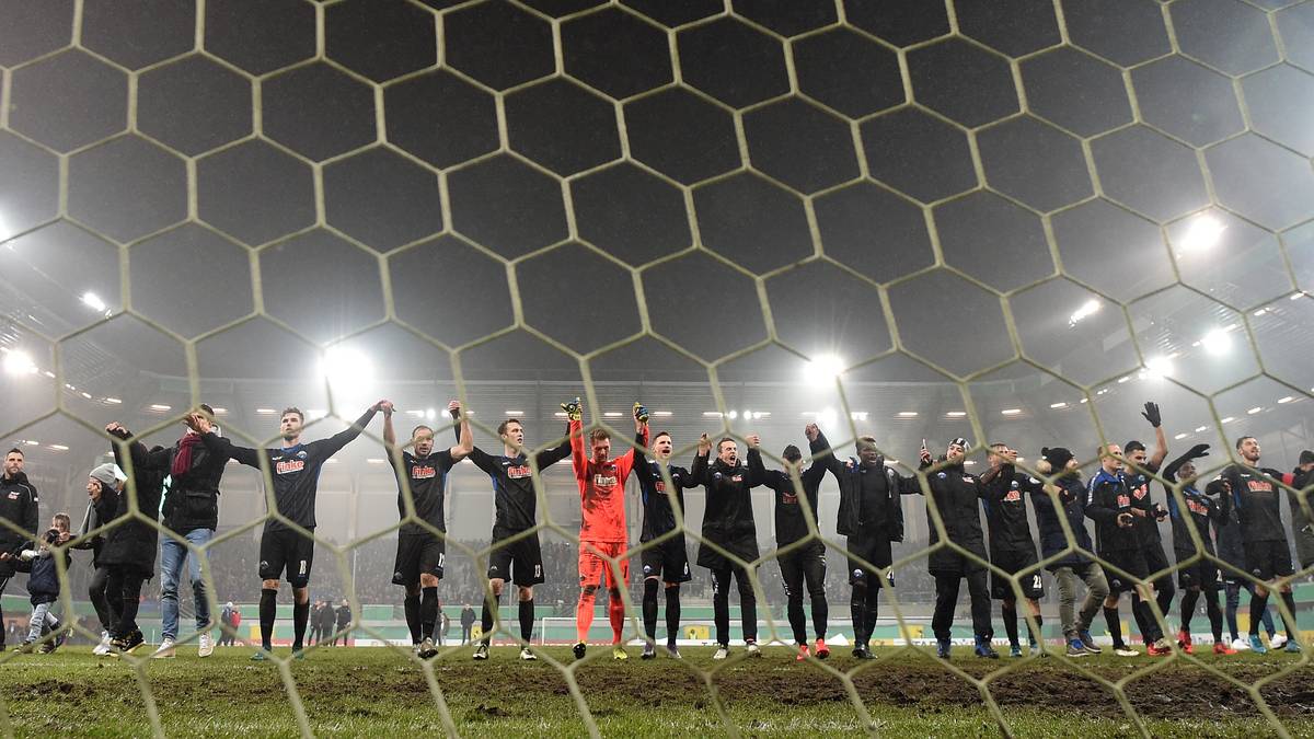 Die Paderborner Spieler feiern den historischen Erfolg 