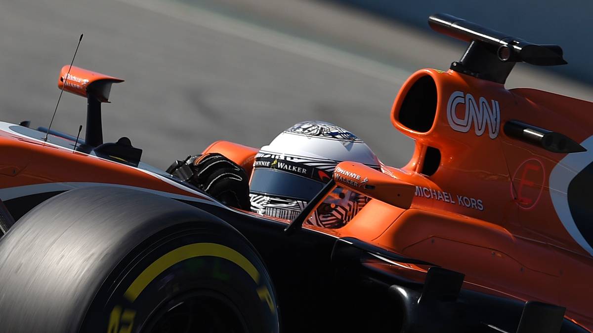 McLaren-Pilot Fernando Alonso hat weniger Grund zur Freude. Auch am letzten Testtag kämpfte der 35-Jährige mit Schwierigkeiten, blieb mit Elektronikproblemen sogar liegen. McLaren-Honda scheint noch nicht zu oranger Power gefunden zu haben... 