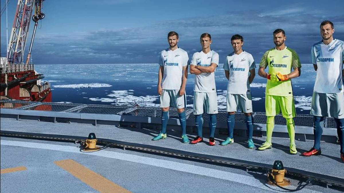 Hübsch in Szene gesetzt: Zenit St. Petersburg präsentiert seine neuen Trikots vor beeindruckender Kulisse auf einer Bohrinsel in hoher See